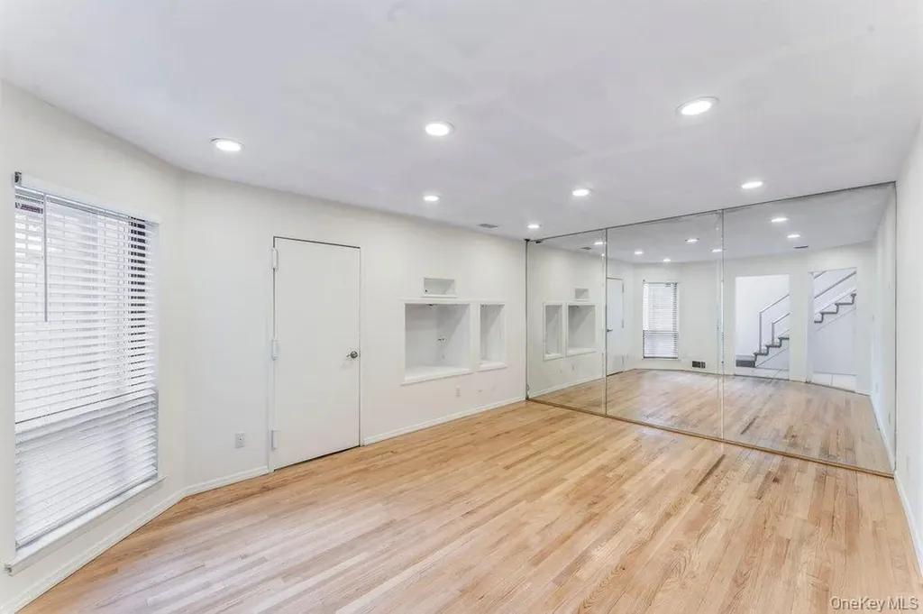 124 Foxwood Drive Jericho NY 11753
