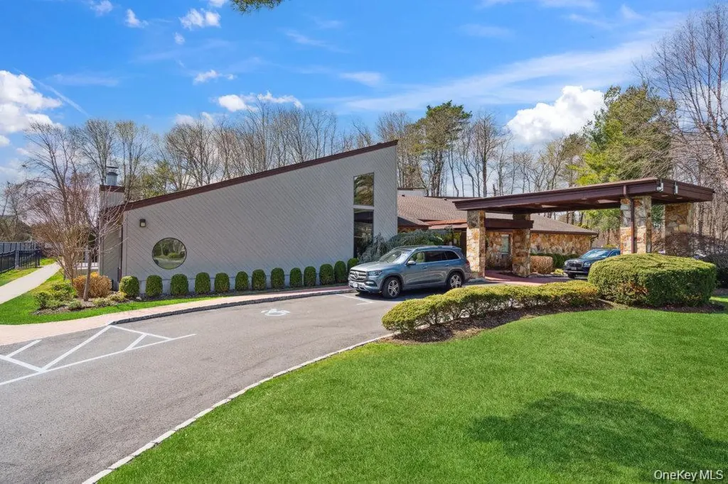 124 Foxwood Drive Jericho NY 11753
