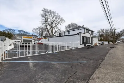 150 N Delaware Avenue Lindenhurst NY 11757
