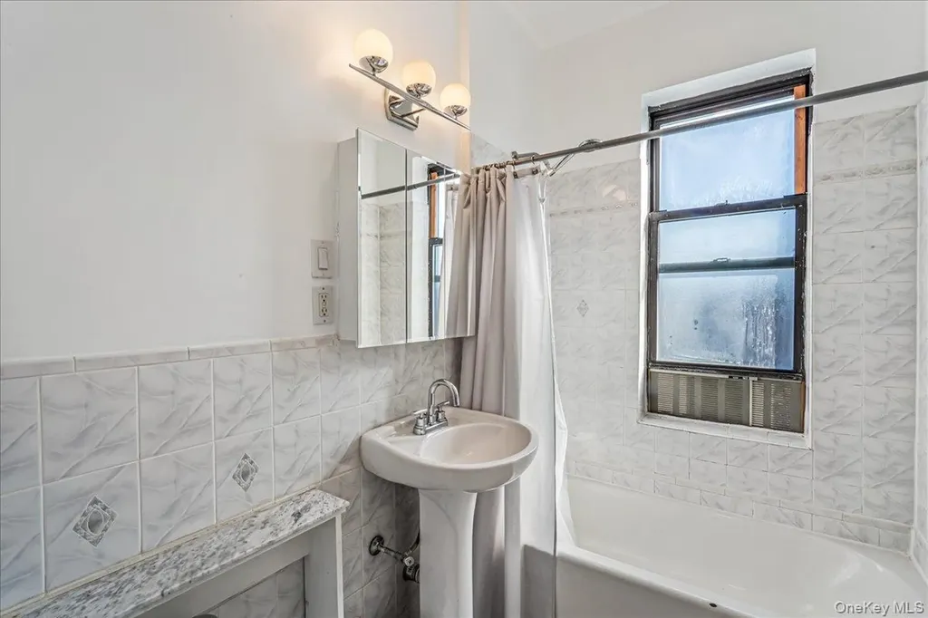 37 Brompton Road Great Neck NY 11021
