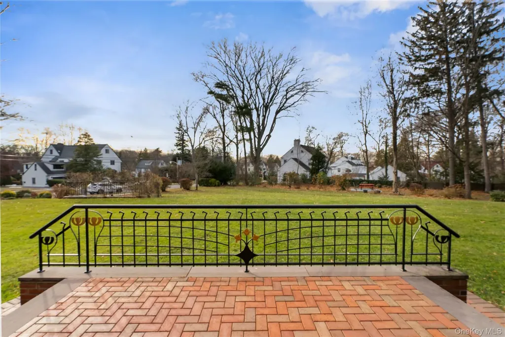 37 Brompton Road Great Neck NY 11021