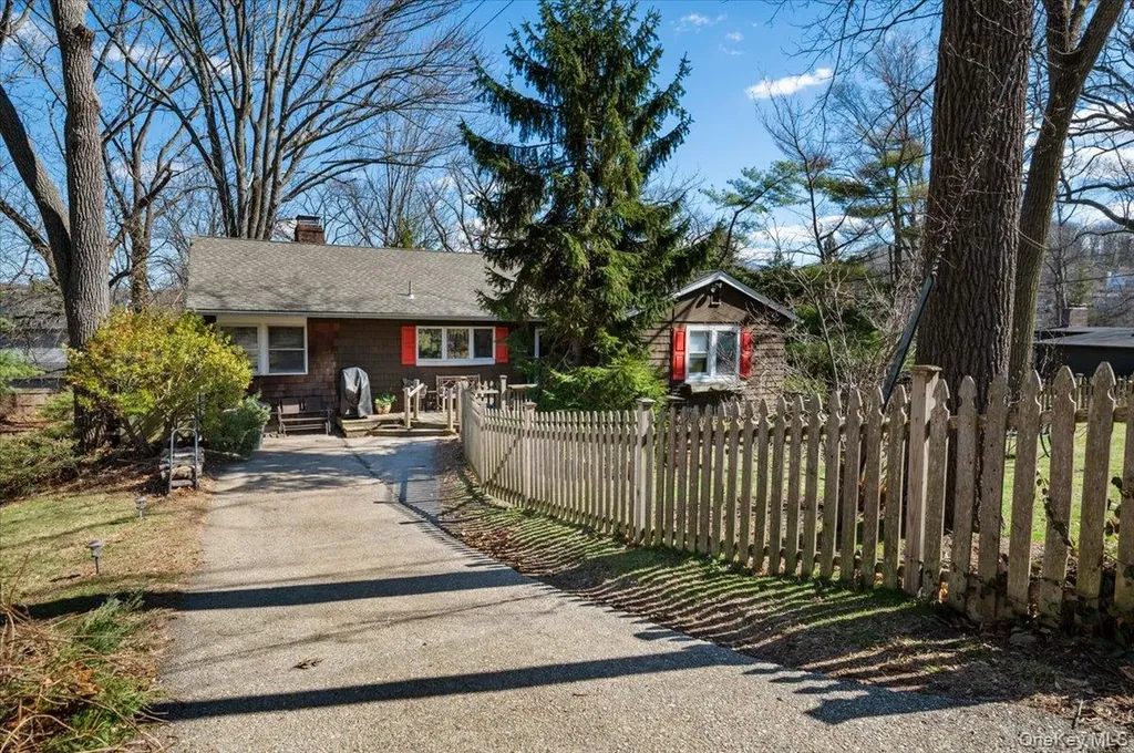 41 Lakeside Drive Centerport NY 11721
