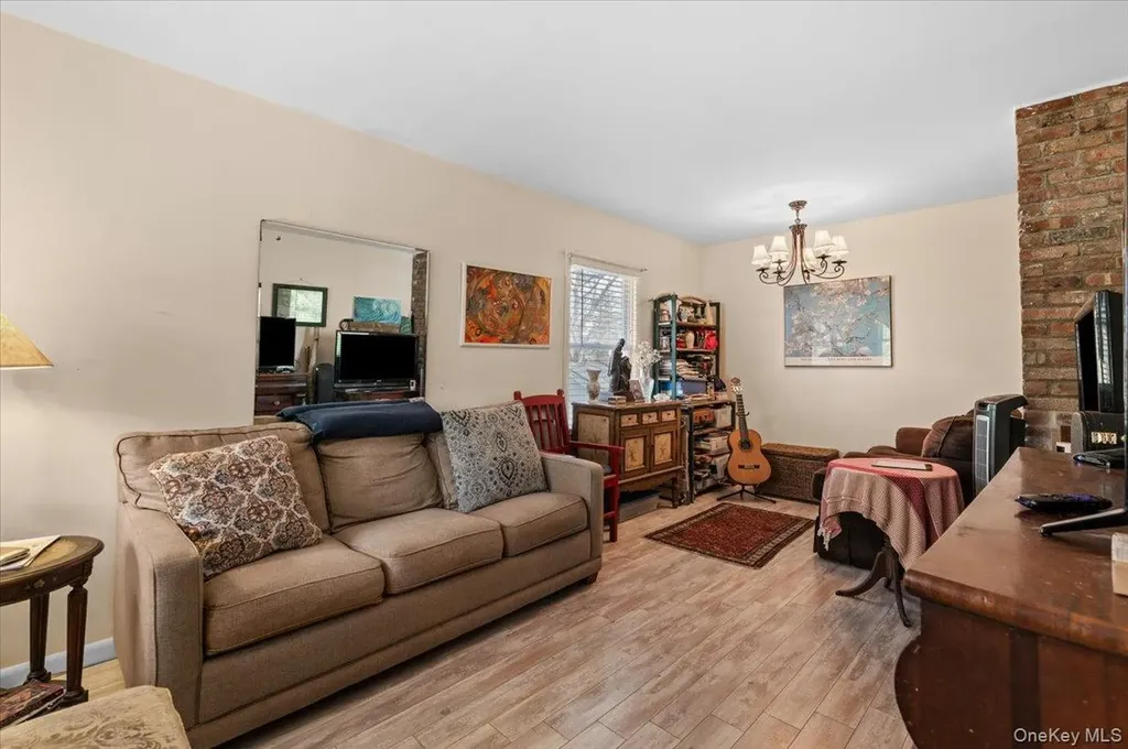41 Lakeside Drive Centerport NY 11721
