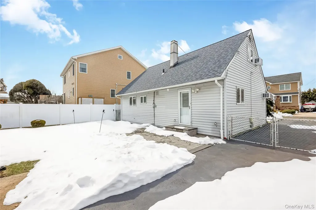 2477 Freeport Street Wantagh NY 11793