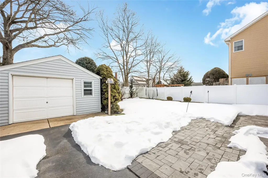 2477 Freeport Street Wantagh NY 11793