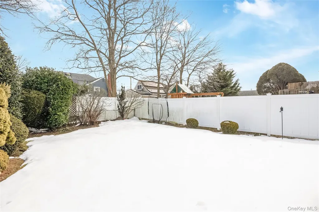 2477 Freeport Street Wantagh NY 11793