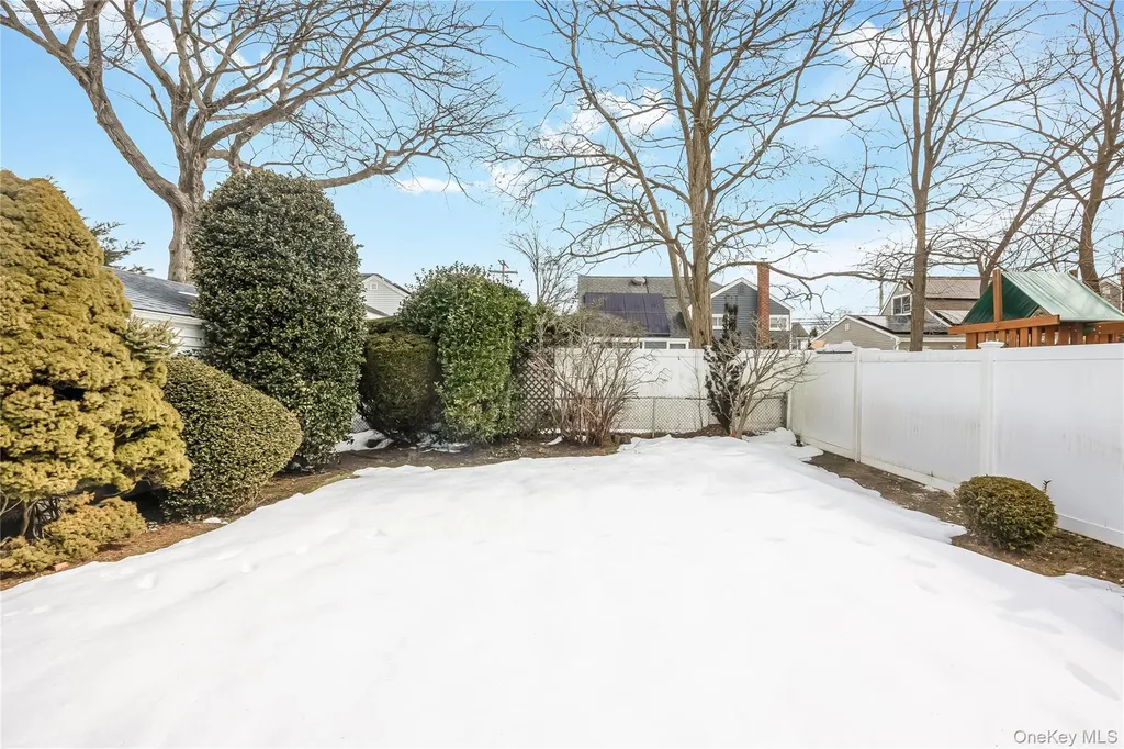 2477 Freeport Street Wantagh NY 11793