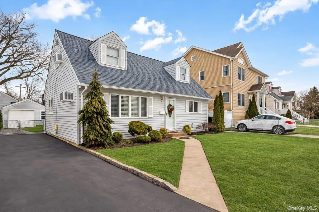 2477 Freeport Street Wantagh NY 11793