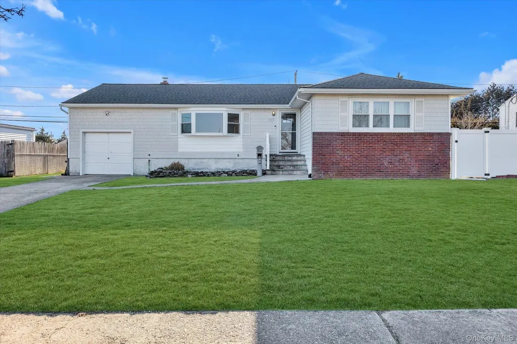351 Venetian Boulevard Lindenhurst NY 11757