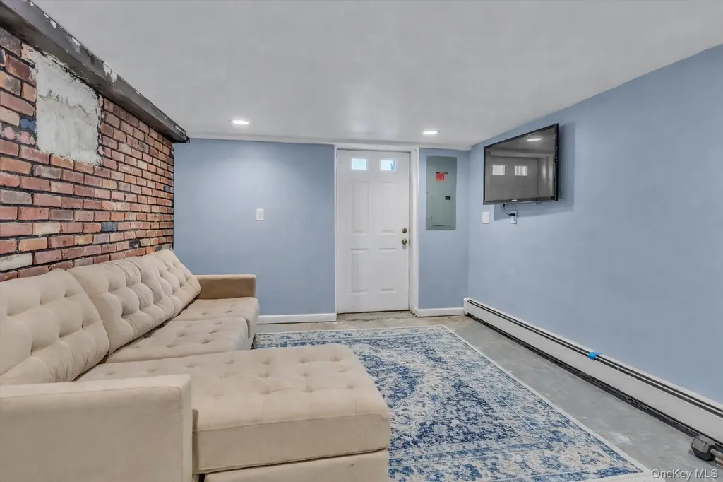 351 Venetian Boulevard Lindenhurst NY 11757