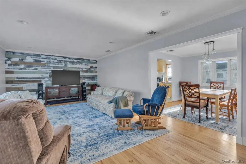 351 Venetian Boulevard Lindenhurst NY 11757