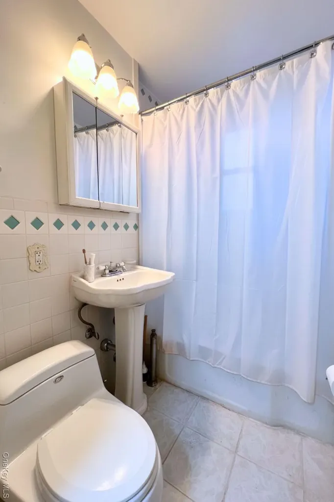 193-02 39 Avenue Flushing NY 11358