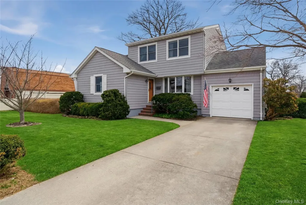 219 E John Street Lindenhurst NY 11757