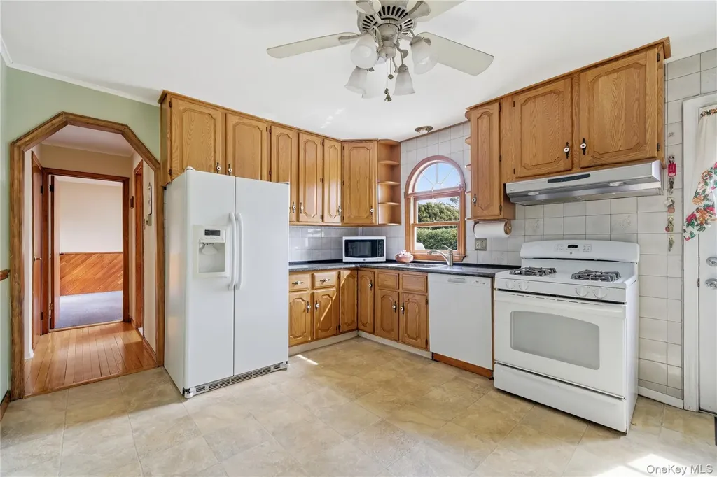 219 E John Street Lindenhurst NY 11757