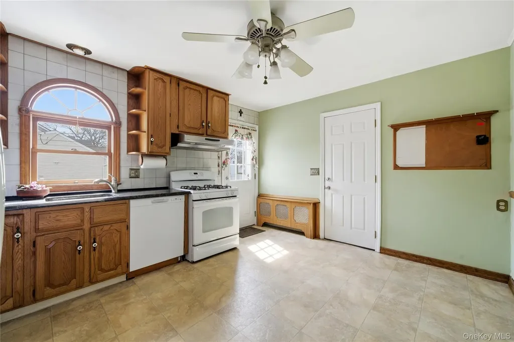 219 E John Street Lindenhurst NY 11757