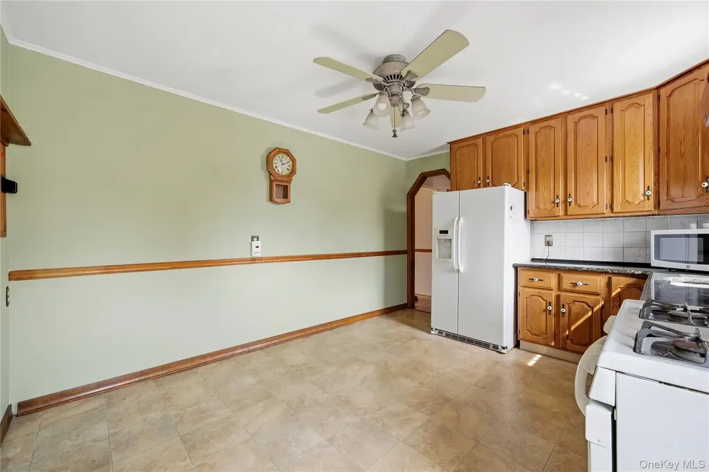219 E John Street Lindenhurst NY 11757
