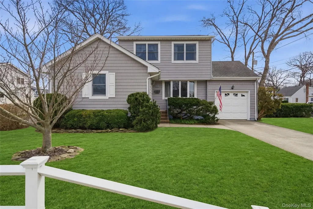 219 E John Street Lindenhurst NY 11757