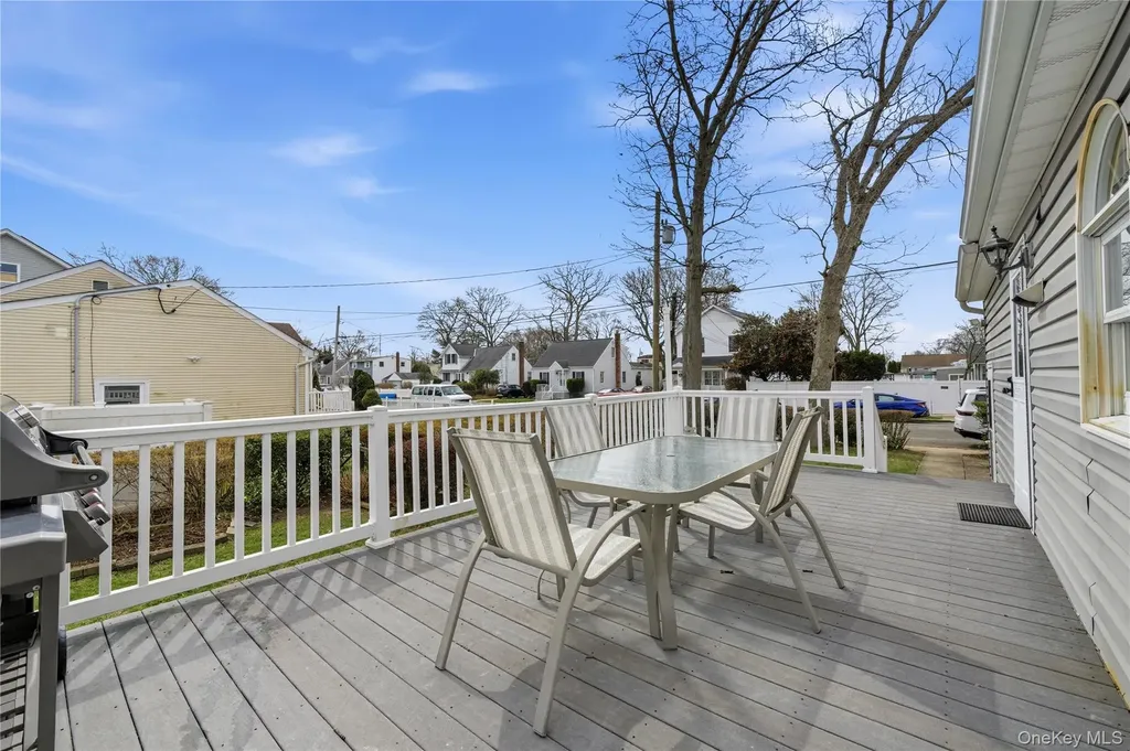 219 E John Street Lindenhurst NY 11757