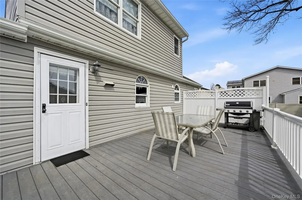 219 E John Street Lindenhurst NY 11757