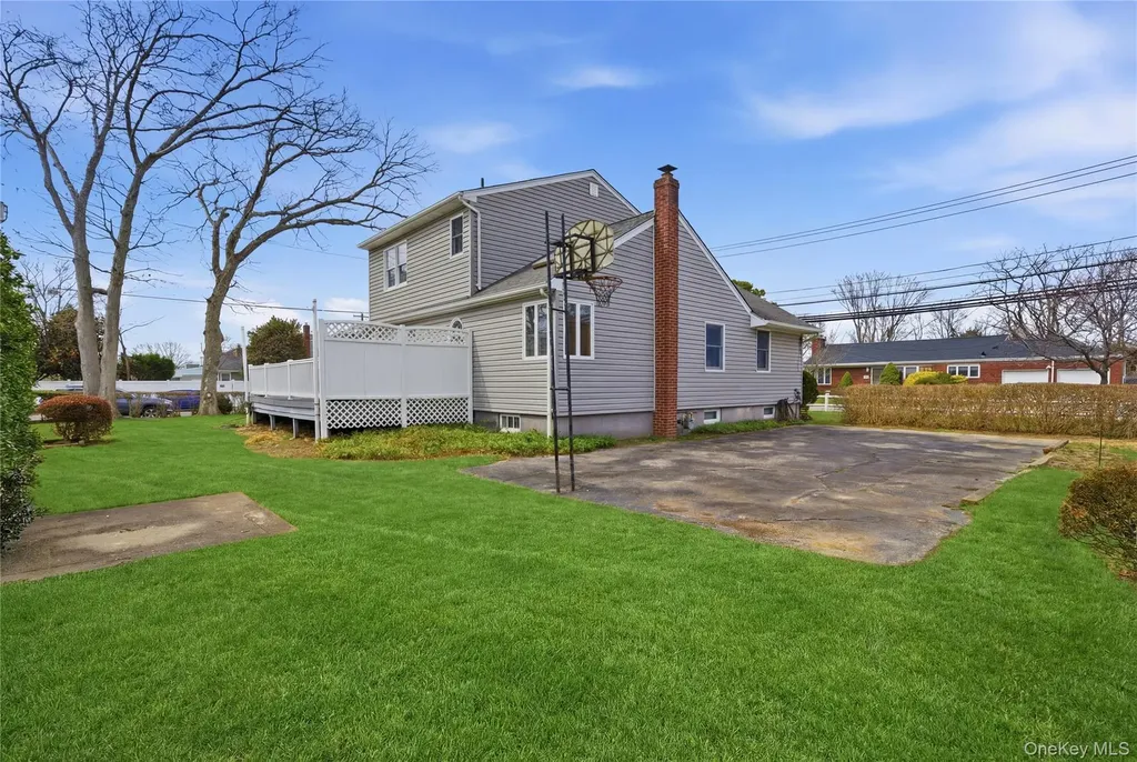 219 E John Street Lindenhurst NY 11757