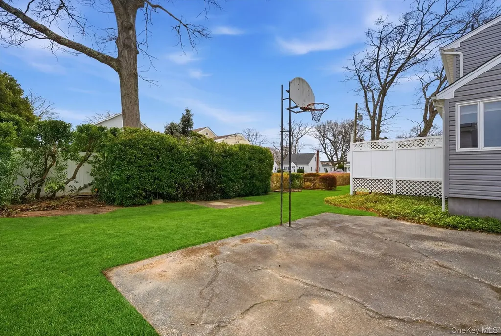 219 E John Street Lindenhurst NY 11757