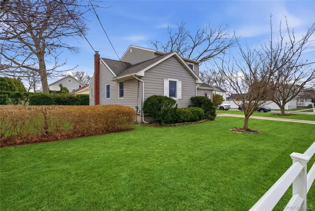 219 E John Street Lindenhurst NY 11757