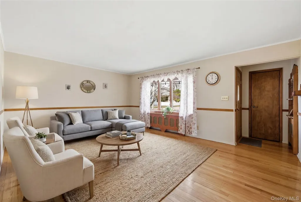 219 E John Street Lindenhurst NY 11757