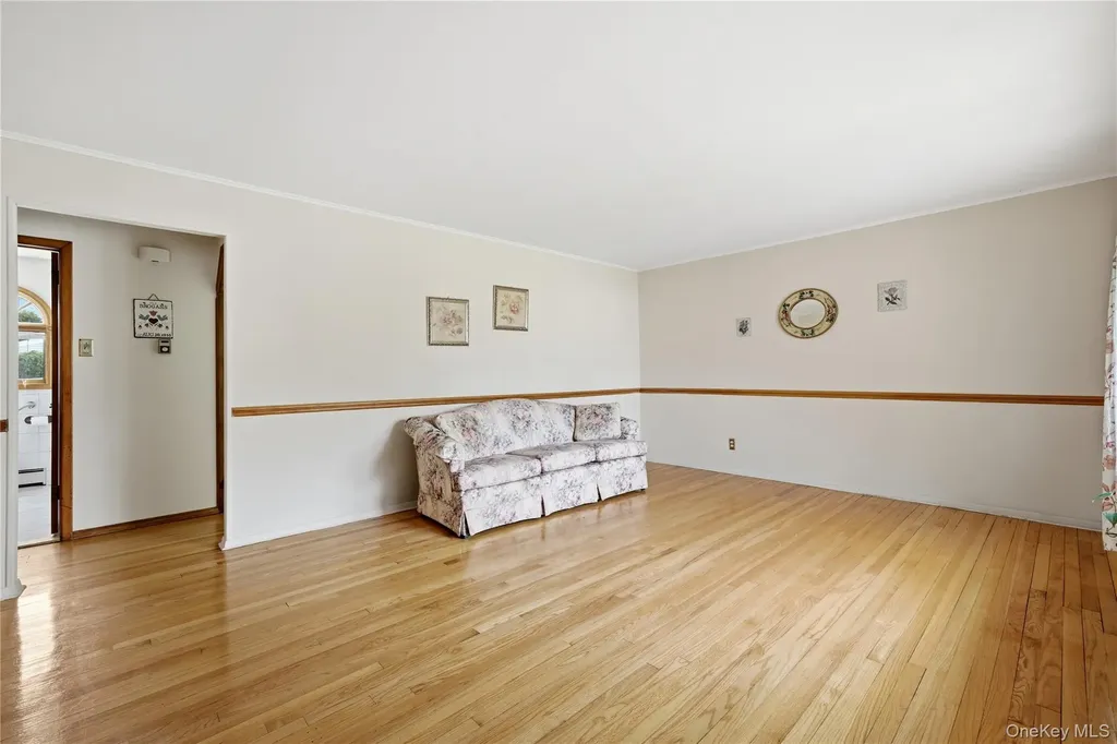 219 E John Street Lindenhurst NY 11757