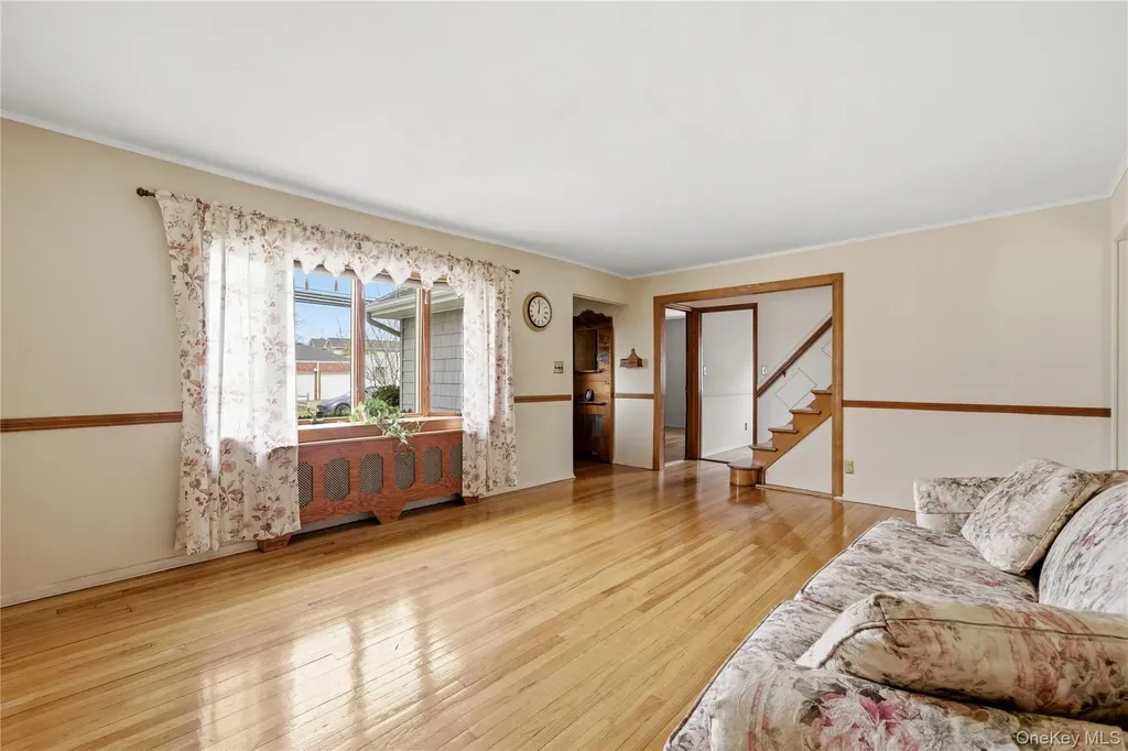 219 E John Street Lindenhurst NY 11757