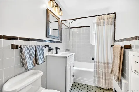 66 Robins Crescent New Rochelle NY 10801