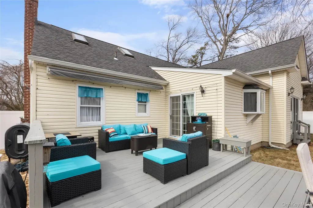 89 Cotter Street West Islip NY 11795