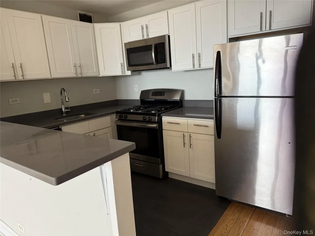 3121 Middletown Road Bronx NY 10461