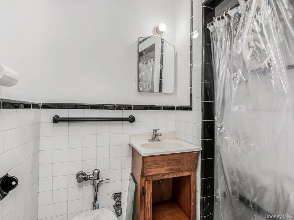 986 Neill Avenue Bronx NY 10462