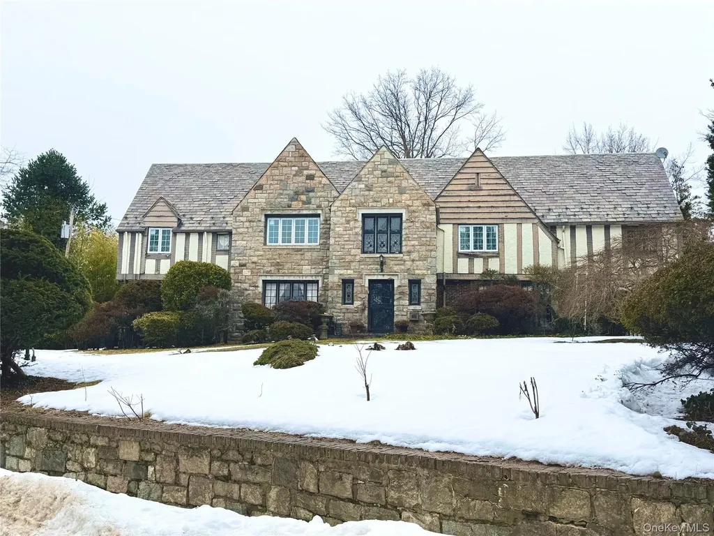 3 Merrivale Terrace Great Neck NY 11020
