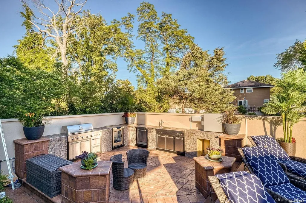 959 S End Road Woodmere NY 11598