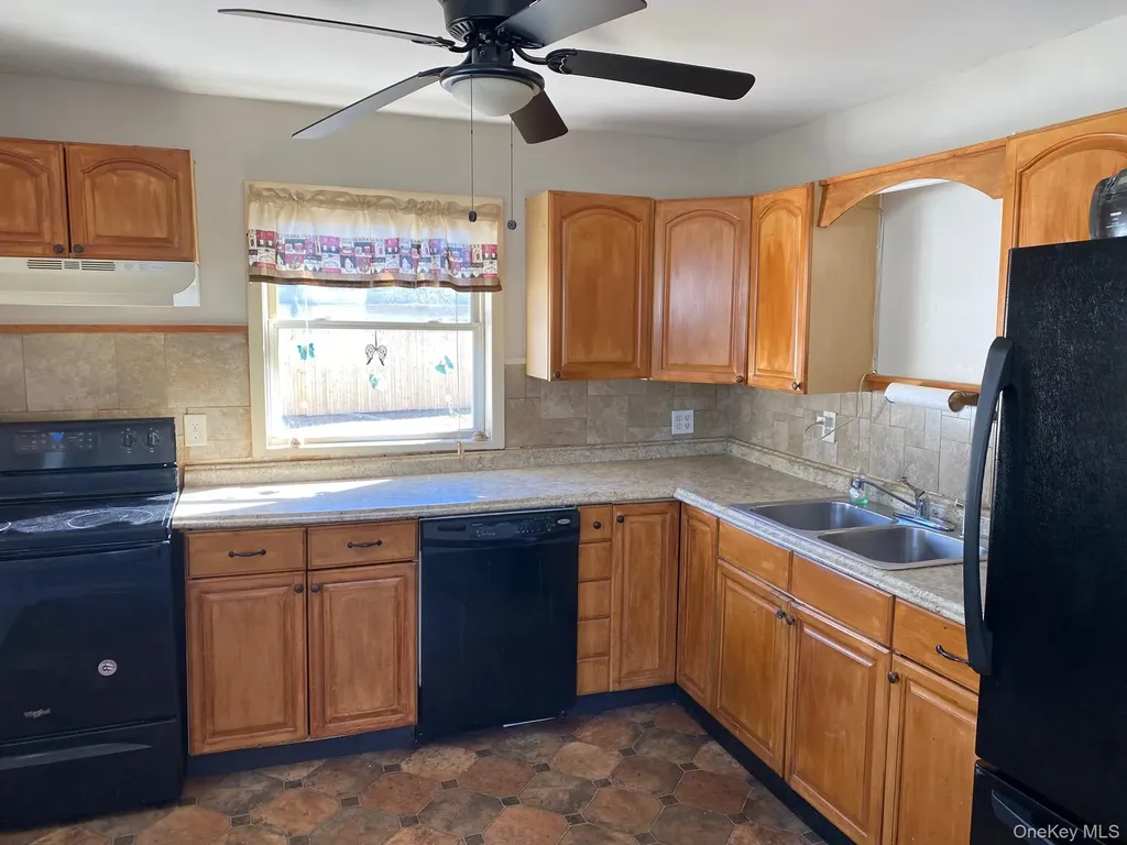 9 Beechwood Drive Shirley NY 11967