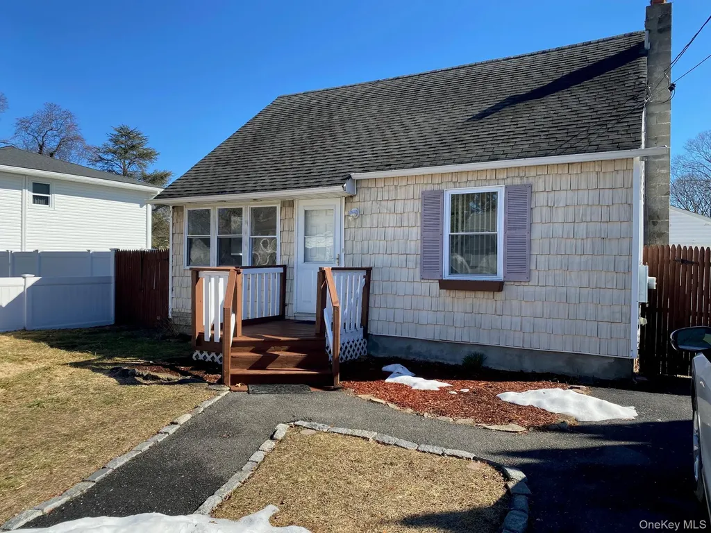 9 Beechwood Drive Shirley NY 11967