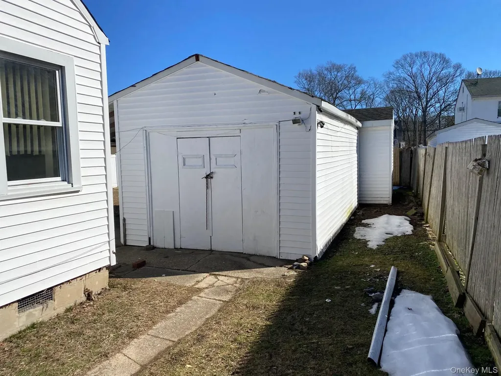 9 Beechwood Drive Shirley NY 11967