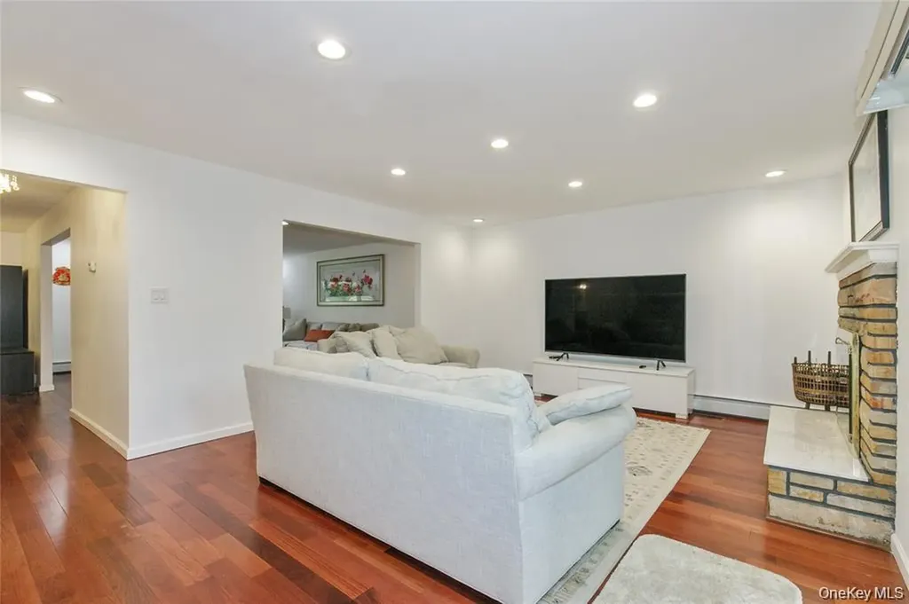 43 Elm Street Great Neck NY 11021