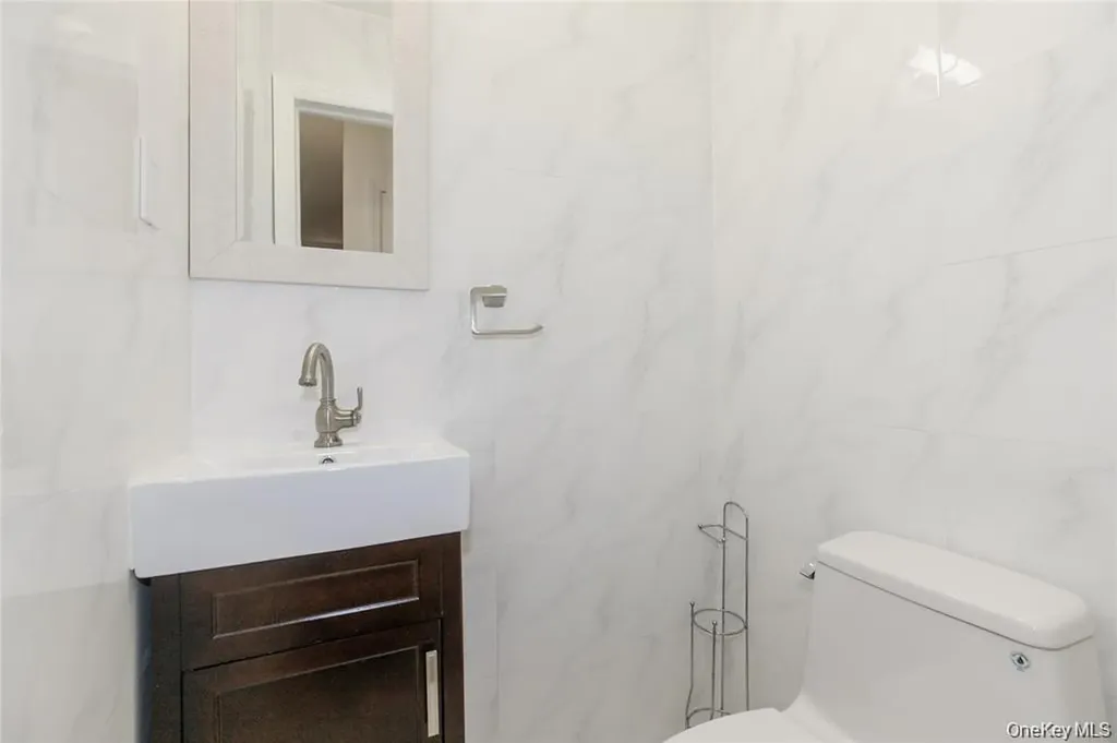 43 Elm Street Great Neck NY 11021