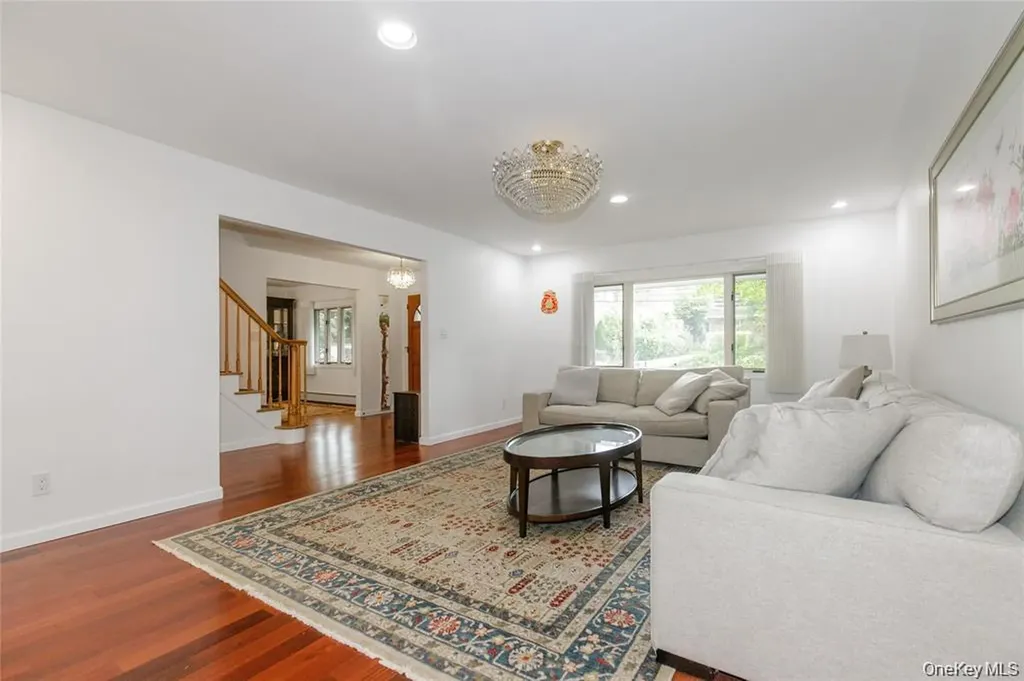 43 Elm Street Great Neck NY 11021