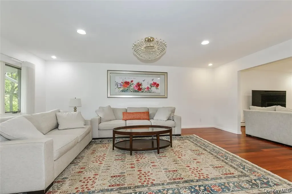43 Elm Street Great Neck NY 11021