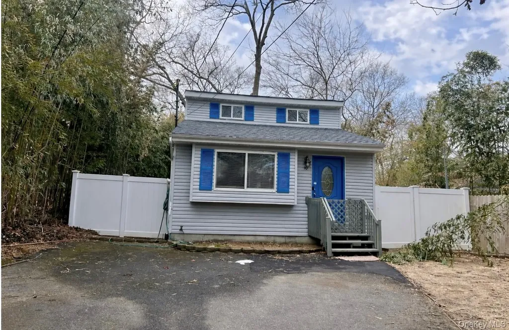 10 Rutland Road Mastic NY 11950