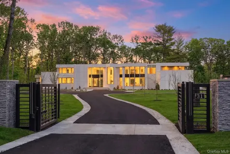 31 Chestnut Hill Drive Upper Brookville NY 11771