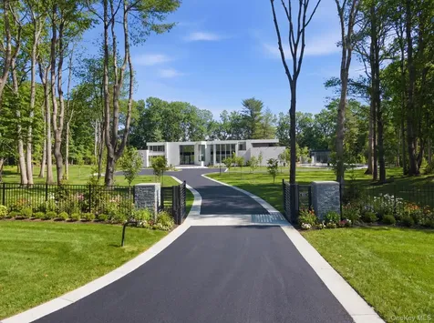 31 Chestnut Hill Drive Upper Brookville NY 11771