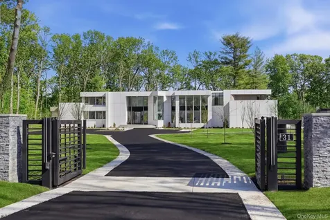 31 Chestnut Hill Drive Upper Brookville NY 11771