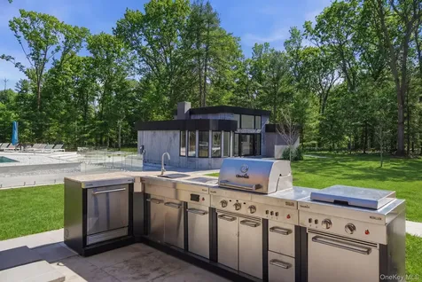 31 Chestnut Hill Drive Upper Brookville NY 11771