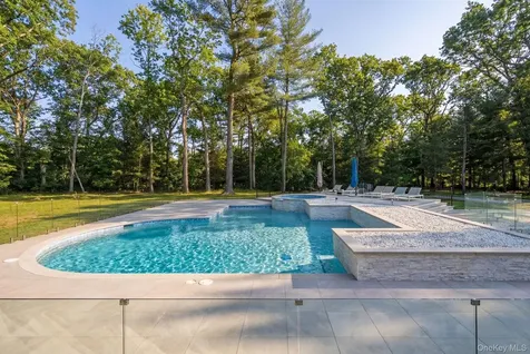 31 Chestnut Hill Drive Upper Brookville NY 11771