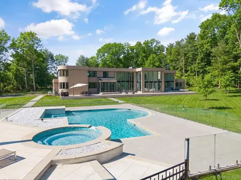 31 Chestnut Hill Drive Upper Brookville NY 11771