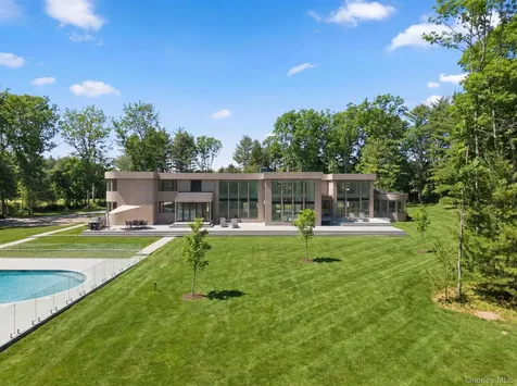 31 Chestnut Hill Drive Upper Brookville NY 11771